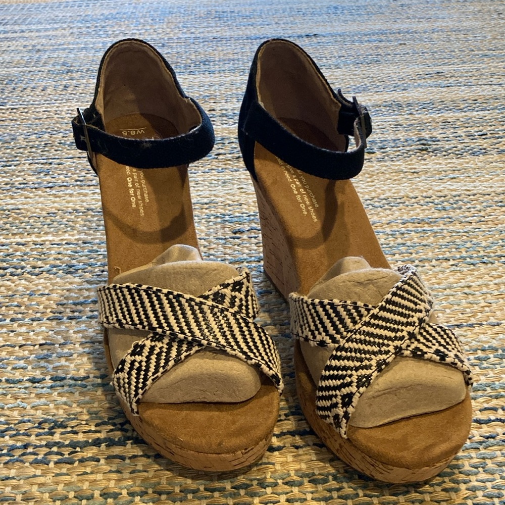 NWOT Tom’s Wedge Raffia and Canvas Sandals